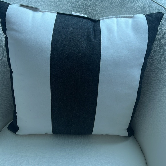 2 accent pillows. - Picture 5 of 5